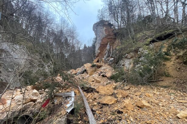 trei locuinte au ramas izolate in urma unei alunecari de teren in judetul vaslui drumul de acces in localitate a fost afectat 69ff5a928417d