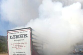un autotren care transporta butelii a luat foc in caras severin 69f743ee3494b