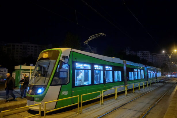 un tramvai a deraiat in capitala si a lovit un stalp patru persoane transportate la spital 69fcb79bec359