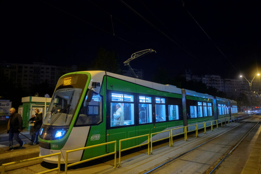 un tramvai a deraiat in capitala si a lovit un stalp patru persoane transportate la spital 69fcb79bec359