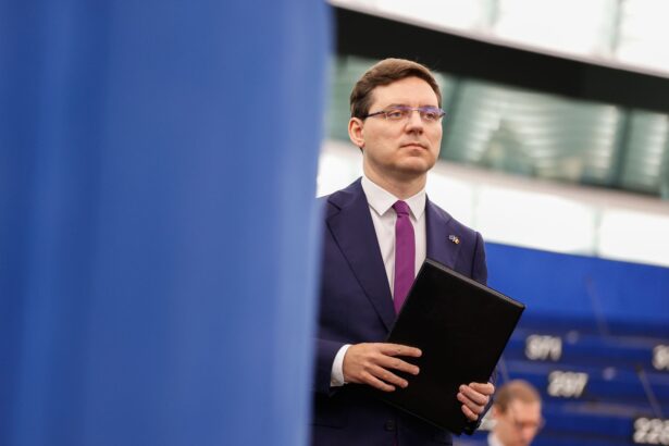 victor negrescu vicepresedinte al parlamentului european tinerii sa intrebe politicienii de ce fac politica 6a01de0df22a6
