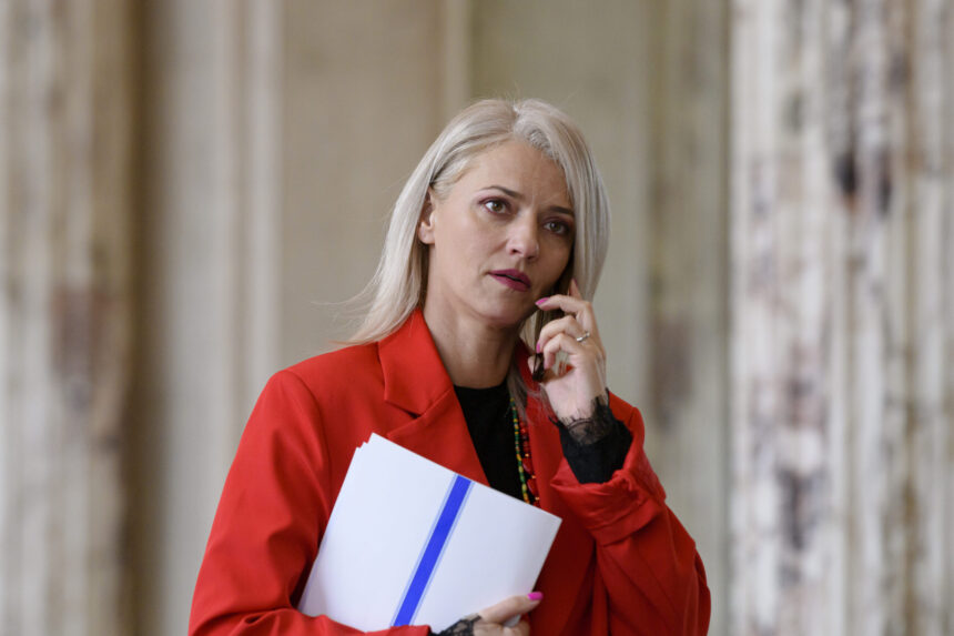 alina gorghiu elefantul din incapere are un chip si un nume ilie bolojan blocajul tarii din cauza ambitiilor lui bolojan 6a39178c8955e