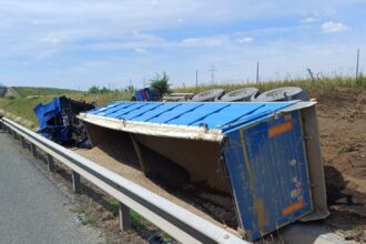 autotren incarcat cu nisip rasturnat pe a1 intre arad si timisoara un barbat a ajuns la spital 6a27e6f5e913d