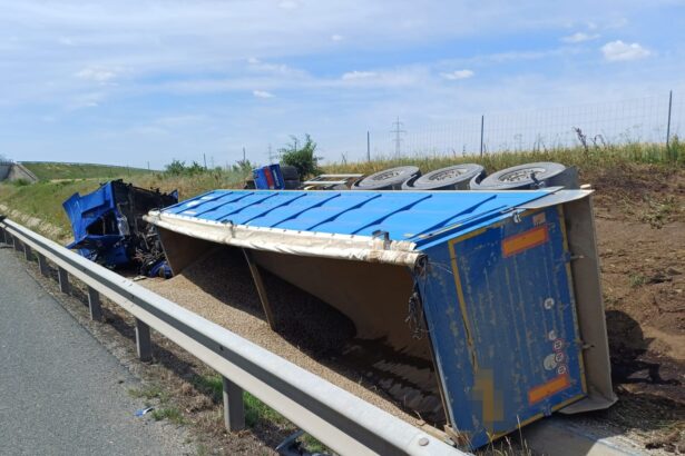 autotren incarcat cu nisip rasturnat pe a1 intre arad si timisoara un barbat a ajuns la spital 6a27e6f5e913d