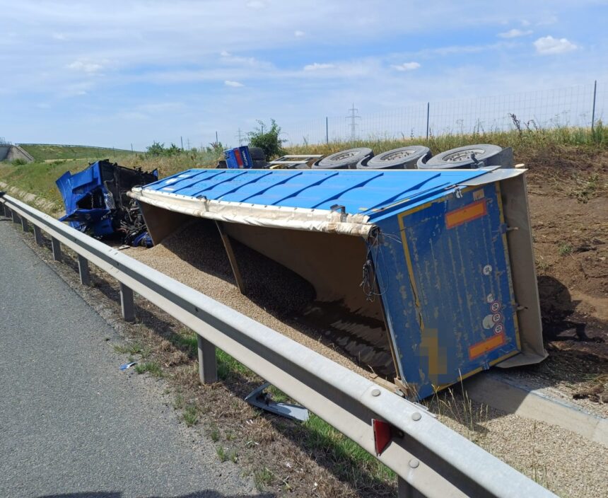 autotren incarcat cu nisip rasturnat pe a1 intre arad si timisoara un barbat a ajuns la spital 6a27e6f5e913d