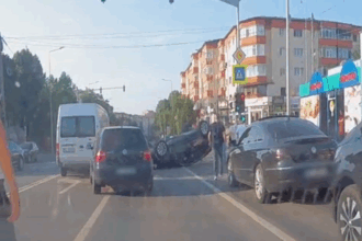 bacau un copil de 2 ani scos pe geam de jandarmi dintr o masina rasturnata 6a3bb932e1c5a
