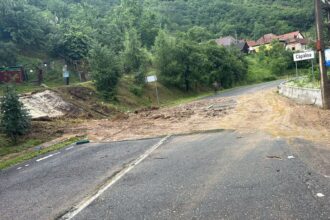 circulatie blocata pe un drum din alba in urma viiturilor anm a emis cod portocaliu de furtuni 6a3bee06a56e9