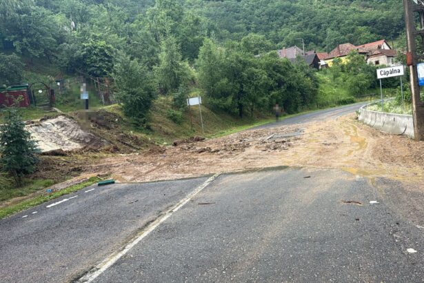 circulatie blocata pe un drum din alba in urma viiturilor anm a emis cod portocaliu de furtuni 6a3bee06a56e9