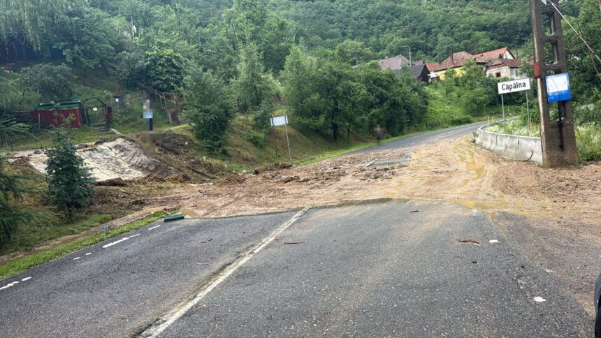 circulatie blocata pe un drum din alba in urma viiturilor anm a emis cod portocaliu de furtuni 6a3bee06a56e9