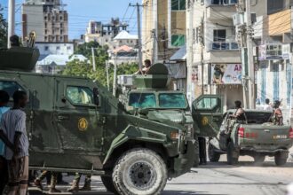 civilians flee mogadishu as somali troops and opposition allied militias trade fire 6a2171c683137