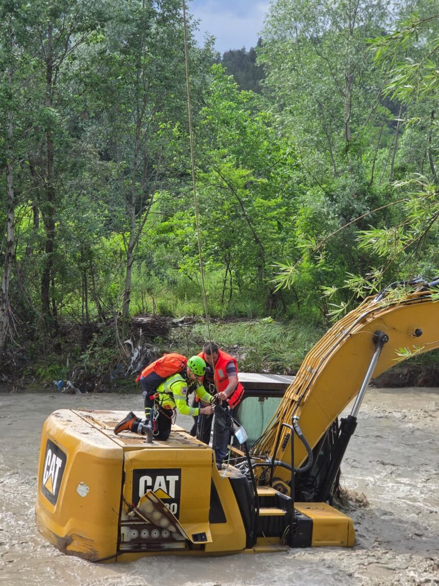 dambovita barbat suprins de o viitura pe un excavator salvat cu un elicopter smurd 6a281bd068999