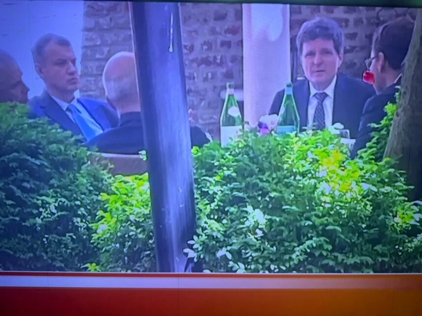 imaginea care alimenteaza controversele din pnl nicusor dan si rares bogdan la aceeasi masa la bruxelles 6a37fe5f07bf1