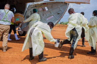 personalul medical se lupta sa tina sub control epidemia de ebola in taberele din congo locuitorii sunt furiosi nu cred in virus 6a2f874a08303