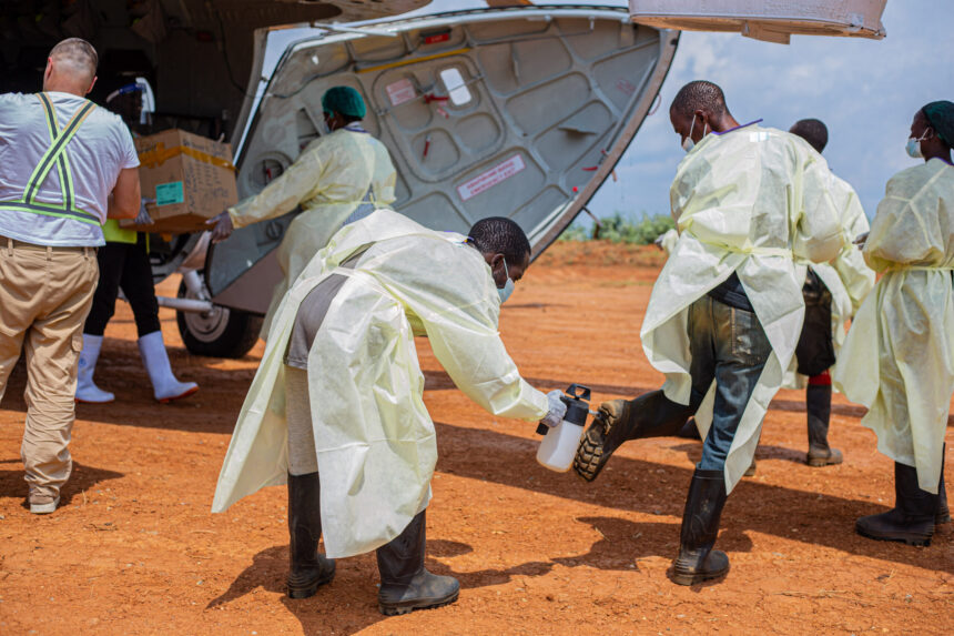 personalul medical se lupta sa tina sub control epidemia de ebola in taberele din congo locuitorii sunt furiosi nu cred in virus 6a2f874a08303