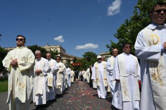 procesiune catolica pe strazile din centrul bucurestiului care este traseul 6a226fc5c3ca0
