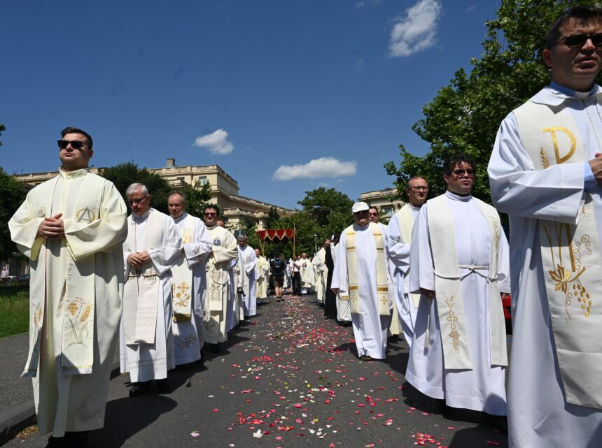 procesiune catolica pe strazile din centrul bucurestiului care este traseul 6a226fc5c3ca0