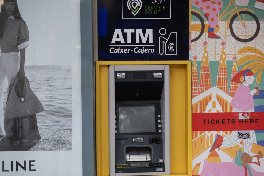 schimbare majora la bancomate romanii ar putea retrage suma exacta dorita de la orice atm indiferent de banca emitenta a cardului 6a3f69bd07c02