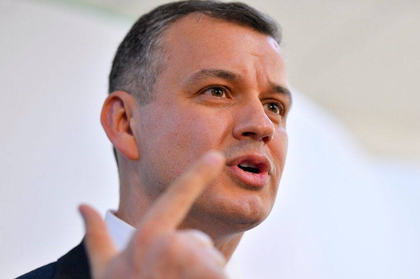 tomac arata cu degetul spre bolojan tara e blocata pentru ca pnl anunta ca e in opozitie cu toti apoi isi revizuieste decizia 6a43f3535a89f