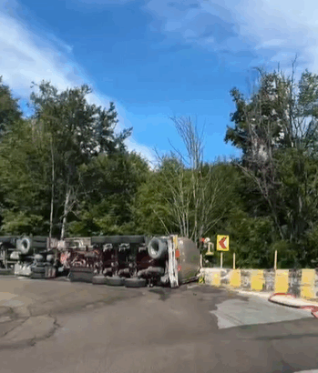 trafic oprit dupa ce o autocisterna cu benzina s a rasturnat pe dn7 in localitatea cotmeana judetul arges 6a350458884de