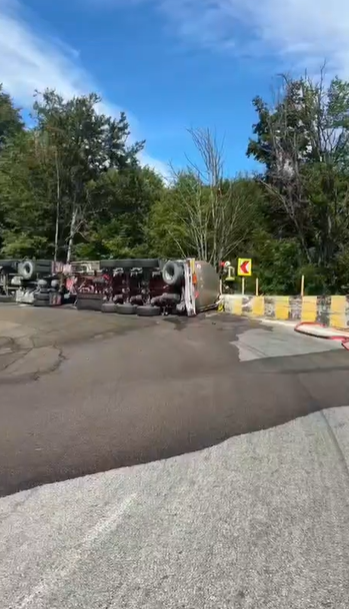 trafic oprit dupa ce o autocisterna cu benzina s a rasturnat pe dn7 in localitatea cotmeana judetul arges 6a350458884de