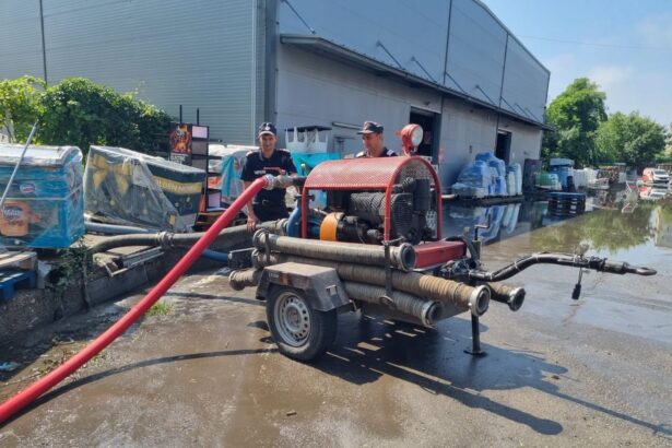 trei copaci s au prabusit din cauza vremii peste un stalp de electricitate in curtea unui spital din judetul vrancea 6a3c30baf3edd