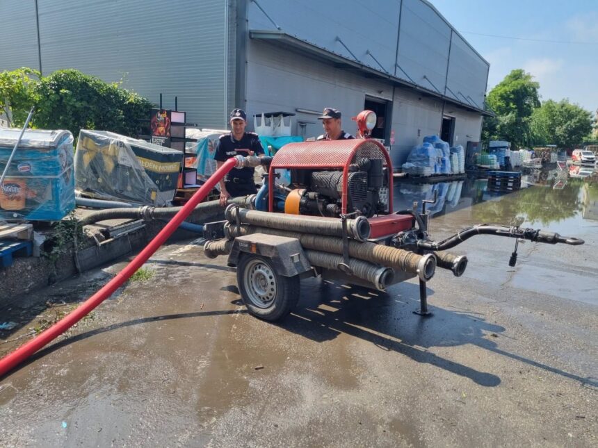 trei copaci s au prabusit din cauza vremii peste un stalp de electricitate in curtea unui spital din judetul vrancea 6a3c30baf3edd