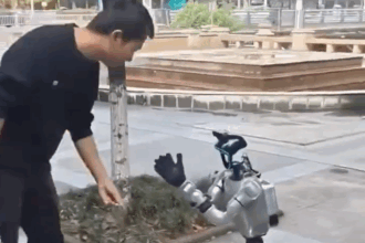 un robot a cersit in genunchi pe o strada din china el a spus ca nu are bani pentru a si incarca bateria 6a3e81aeb2351