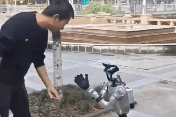 un robot a cersit in genunchi pe o strada din china el a spus ca nu are bani pentru a si incarca bateria 6a3e81aeb2351