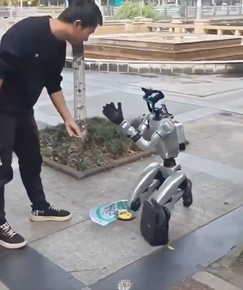 un robot a cersit in genunchi pe o strada din china el a spus ca nu are bani pentru a si incarca bateria 6a3e81aeb2351
