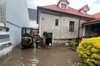 zeci de locuinte inundate masini avariate si copaci doborati de vijeliile din ultimele ore 6a3a22aa11461