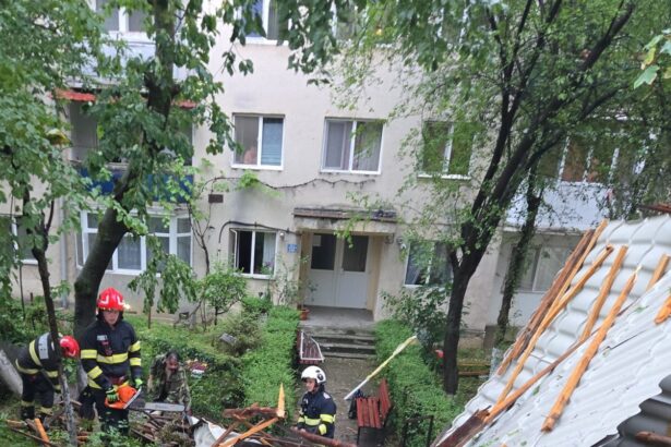 zeci de mesaje ro alert in tara din cauza vijeliilor case inundate copaci si acoperisuri la pamant masini distruse un om a murit 6a440a9a2cfe0