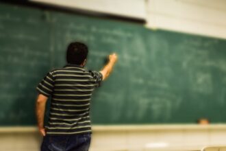 4 din 10 profesori din romania se gandesc frecvent sa plece de la catedra iar 51 sunt in risc de burnout 6a4caba16da31