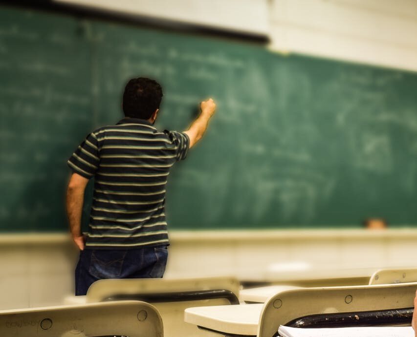 4 din 10 profesori din romania se gandesc frecvent sa plece de la catedra iar 51 sunt in risc de burnout 6a4caba16da31