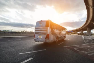 60 de elevi romani lasati fara acte bani si bagaje in timpul unei calatorii in franta hotii le au spart autocarul la nisa 6a66fc9b841ec