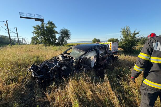 accident grav la o trecere la nivel cu calea ferata un tren de persoane a lovit un autoturism iar soferul este resuscitat 6a531a0f4ad90