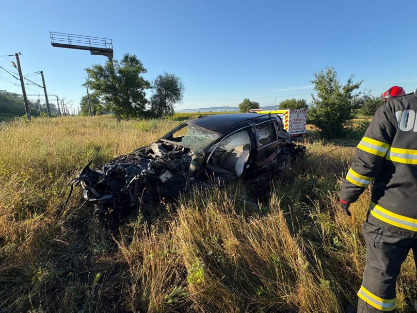 accident grav la o trecere la nivel cu calea ferata un tren de persoane a lovit un autoturism iar soferul este resuscitat 6a531a0f4ad90