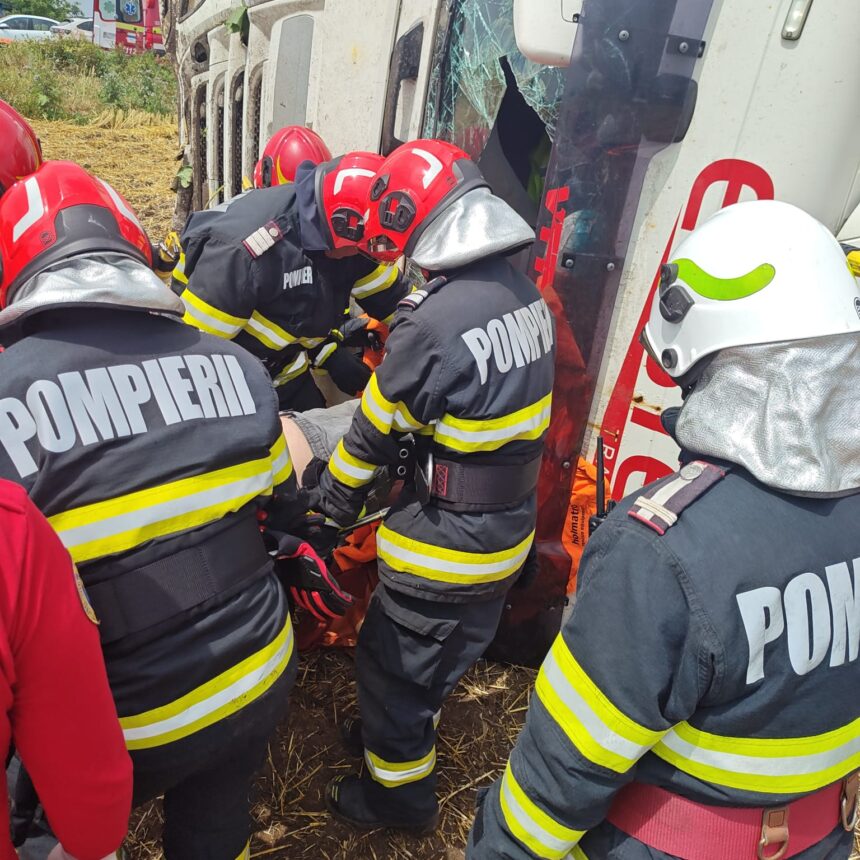 accident grav pe e85 sofer de tir scos incarcerat din cabina dupa ce s a rasturnat cu autotrenul 6a561e3a2a405