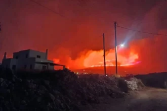 alerta pe o insula turistica din grecia incendiul de vegetatie a dus la evacuari 6a69f84d02e9c