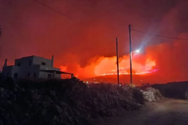 alerta pe o insula turistica din grecia incendiul de vegetatie a dus la evacuari 6a69f84d02e9c