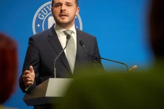 alexandru rogobete se contreaza cu vlad voiculescu din cauza taierii salariilor medicilor am avut aceeasi pozitie atunci si o am si astazi 6a65b51dd4de7