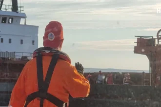 angajatii arsvom care au salvat echipajul de pe nava atacata in marea neagra protesteaza fata de noua lega a salarizarii ce reclama personalul de pe echipajele de interventie 6a6226f86a3bc