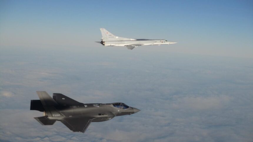 bombardiere ruse tu 22m3 inarmate au patrulat deasupra marii baltice escortate de avioane su 35s aliatii au monitorizat misiunea rusiei si nu s au inregistrat incidente 6a607dfb6c610