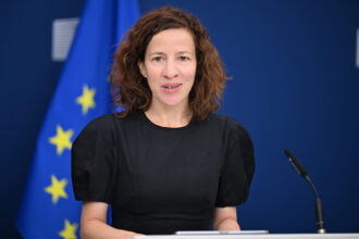 bruxelles ul adopta noile reguli privind certificatele de emisii roxana minzatu europa se poate decarboniza fara sa si inchida fabricile ce beneficii are romania 6a5a293c21fae
