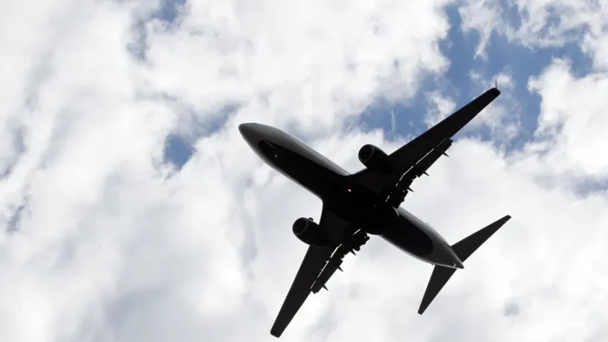 ce companii aeriene ii aseaza gratuit pe copii langa parinti noile reguli ue intra in vigoare abia in 2027 6a6207346be43