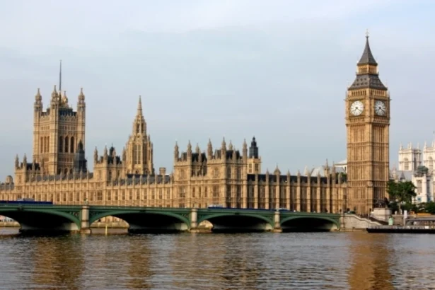 cinci politisti au fost raniti la londra dupa ce o ambarcatiune a politiei fluviale s a lovit de un pod de pe tamisa 6a641b20ec4f6