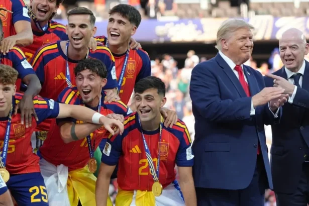 cum a incercat donald trump sa fure gloria spaniolilor imaginile bizare de la ceremonia de premiere a cupei mondiale 6a5ee6b77e02d