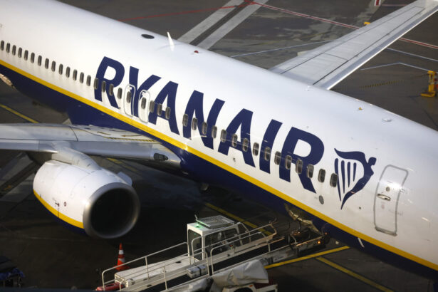 dezvaluirile victimelor incidentului provocat de un geam spart in avion barbatul tras in exterior a fost tinut de picioare de sotia lui 6a55e1430dccc