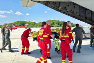 doi tineri cu arsuri grave au fost transferati de urgenta in belgia si germania misiune medicala complexa desfasurata cu o aeronava militara 6a50e19a61793
