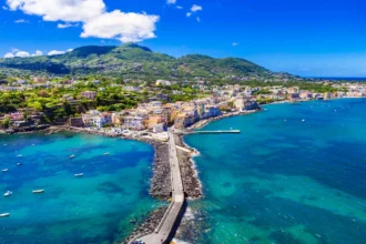 este considerata cel mai bine pastrat secret al europei insula care rivalizeaza cu coasta amalfi dar fara aglomeratie si preturi exorbitante 6a6492a77a22d