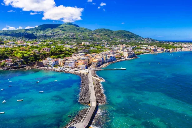 este considerata cel mai bine pastrat secret al europei insula care rivalizeaza cu coasta amalfi dar fara aglomeratie si preturi exorbitante 6a6492a77a22d